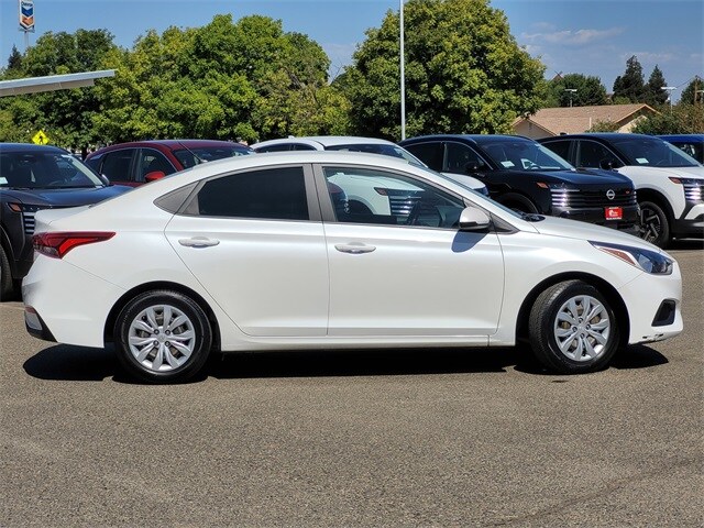 2022 Hyundai Accent SE photo 3