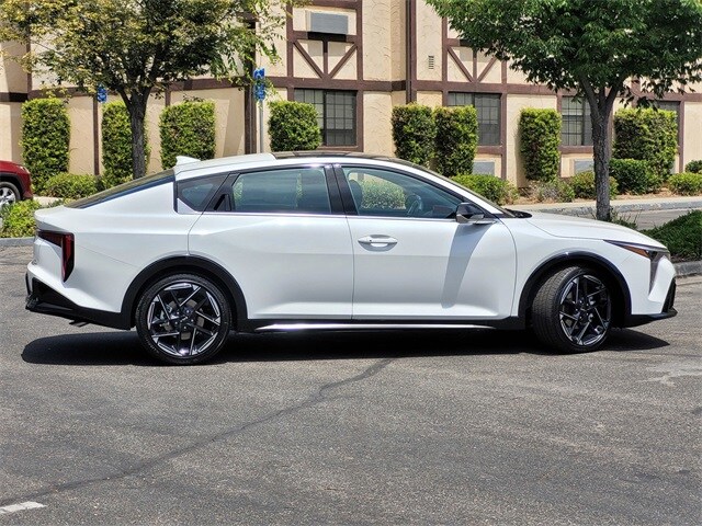 2025 Kia K4 GT-Line photo 2