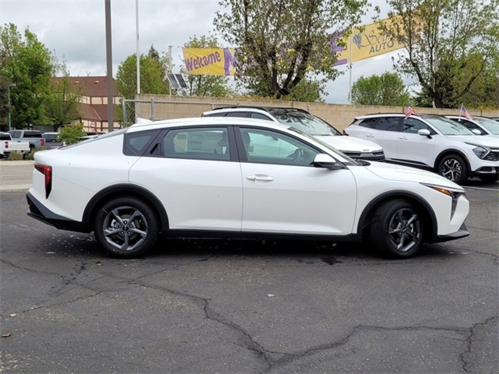 New 2025 Kia K4 LXS Sedan