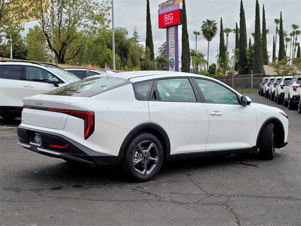 New 2025 Kia K4 LXS Sedan