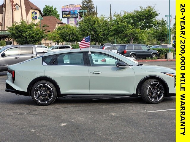 2025 Kia K4 GT-Line photo 3