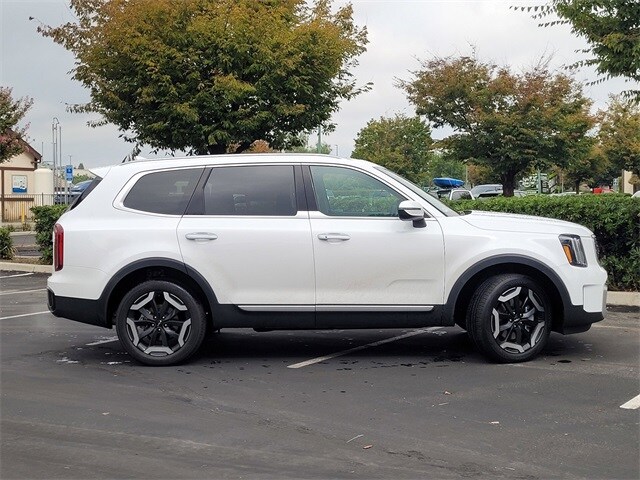 2025 Kia Telluride S photo 3