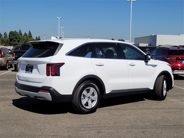 2026 Kia Sorento LX photo 4