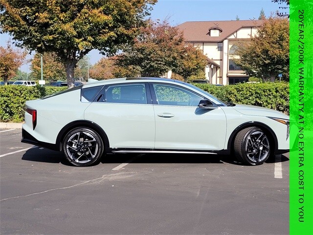 2025 Kia K4 GT-Line photo 2