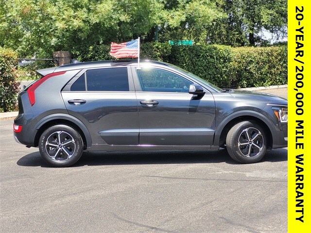 2025 Kia Niro EX photo 3