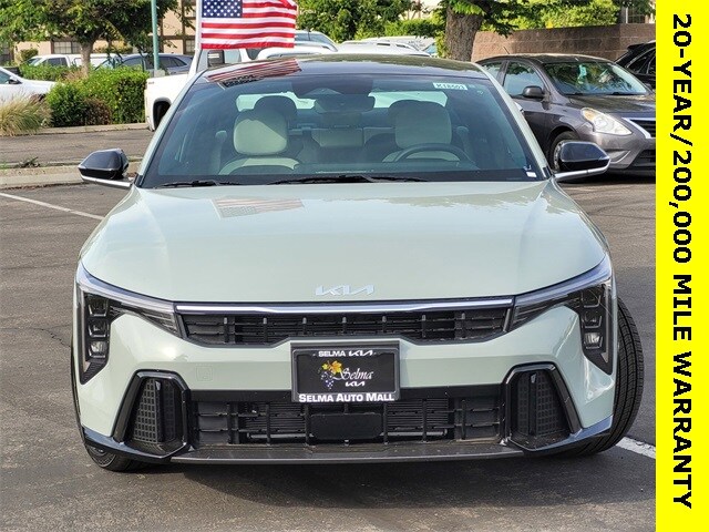 2025 Kia K4 GT-Line photo 2
