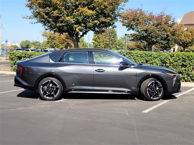 2025 Kia K4 GT-Line photo 3
