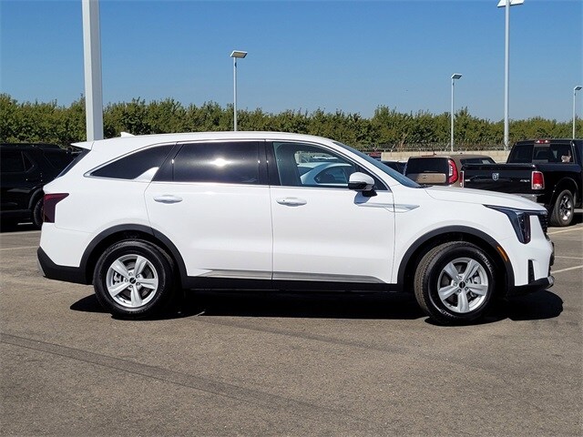 2026 Kia Sorento LX photo 3