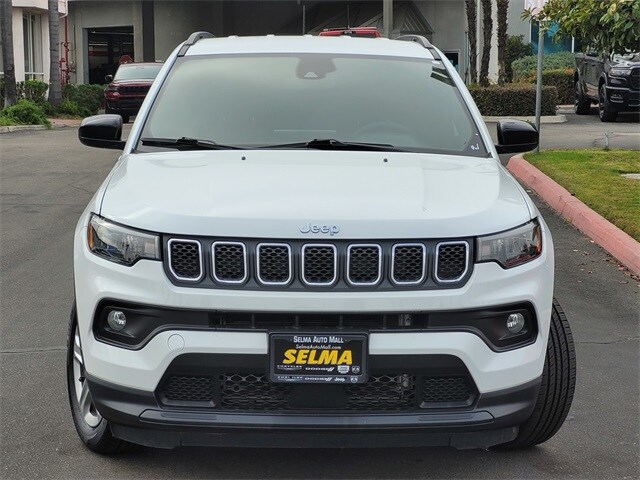 2023 Jeep Compass Latitude photo 3