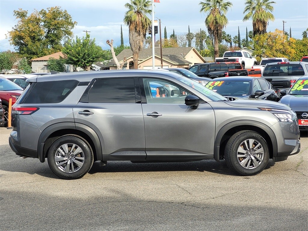 2025 Nissan Pathfinder S photo 3