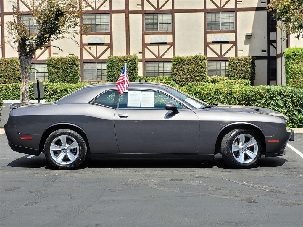 2022 Dodge Challenger SXT photo 4