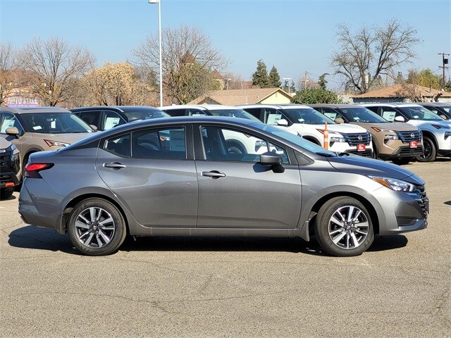 2025 Nissan Versa 1.6 SV photo 3