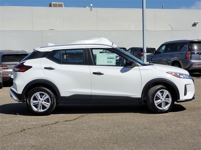 2025 Nissan Kicks Play S photo 3
