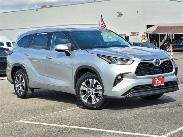 Used 2022 Toyota Highlander XLE with VIN 5TDGZRAH5NS130003 for sale in Selma, CA