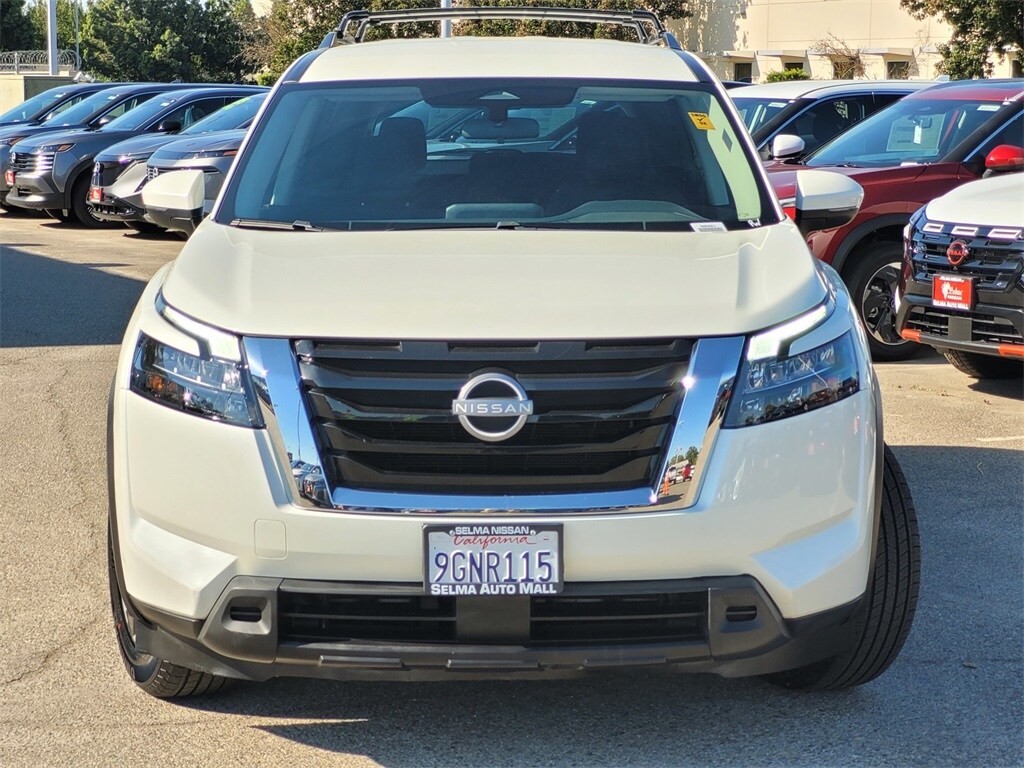 2023 Nissan Pathfinder SV photo 2