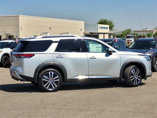 2025 Nissan Pathfinder Platinum photo 3