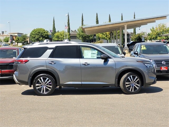 2025 Nissan Pathfinder Platinum photo 3