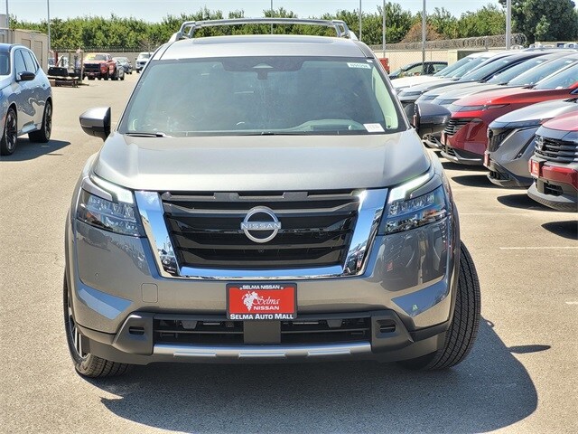 2025 Nissan Pathfinder Platinum photo 2