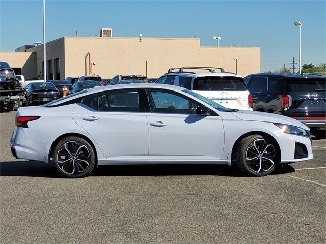 2025 Nissan Altima SR photo 3