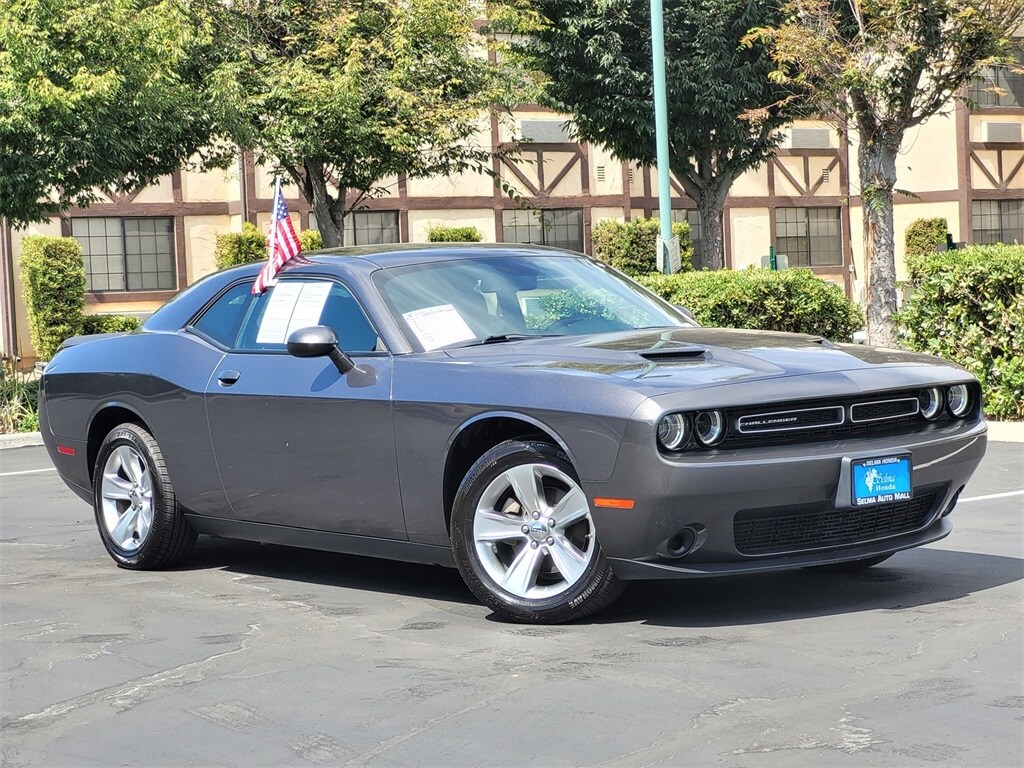 2022 Dodge Challenger SXT photo 2