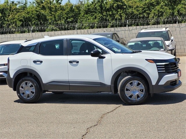 2025 Nissan Kicks S photo 3