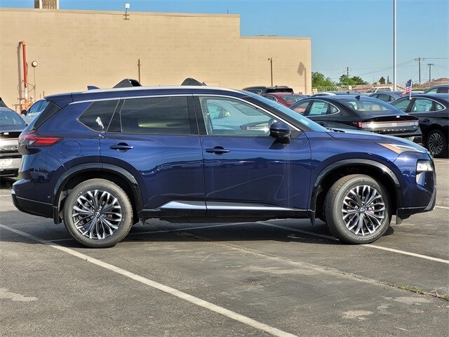 2025 Nissan Rogue Platinum photo 3