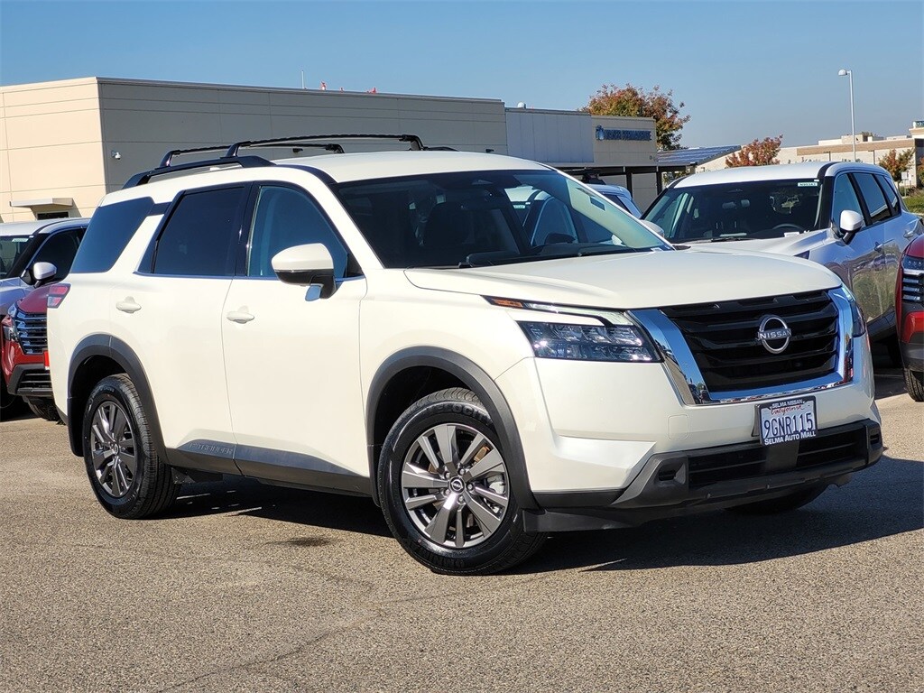 2023 Nissan Pathfinder SV photo 2