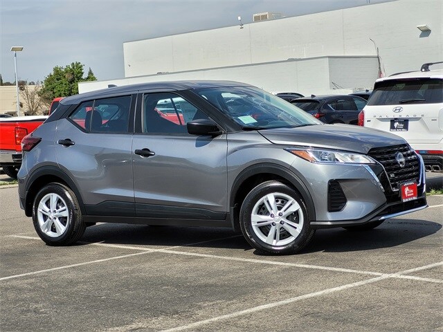 2025 Nissan Kicks Play S photo 3