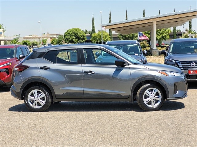 2025 Nissan Kicks Play S photo 3