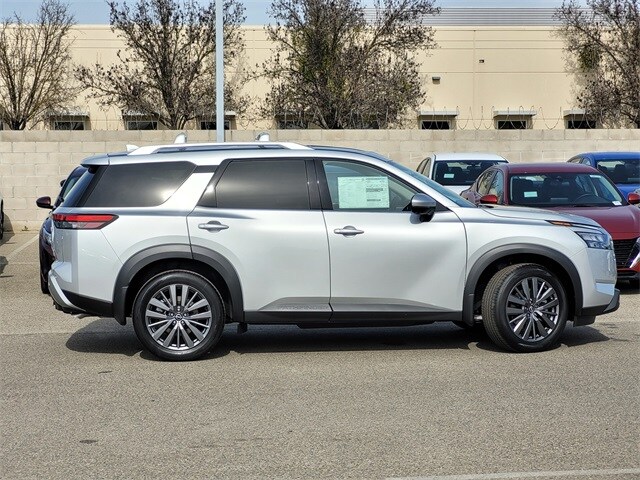 2025 Nissan Pathfinder SL photo 3