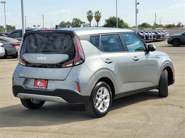 2023 Kia Soul LX photo 2