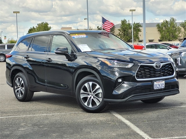 Used 2022 Toyota Highlander XLE with VIN 5TDGZRAH6NS541667 for sale in Selma, CA