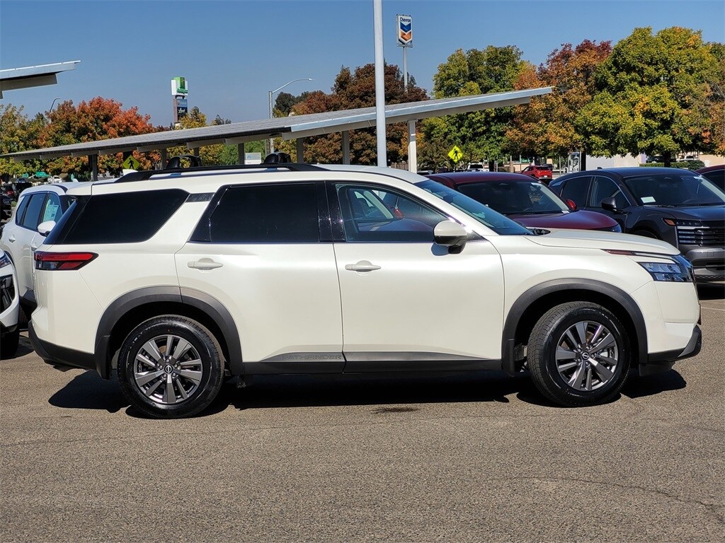 2023 Nissan Pathfinder SV photo 3