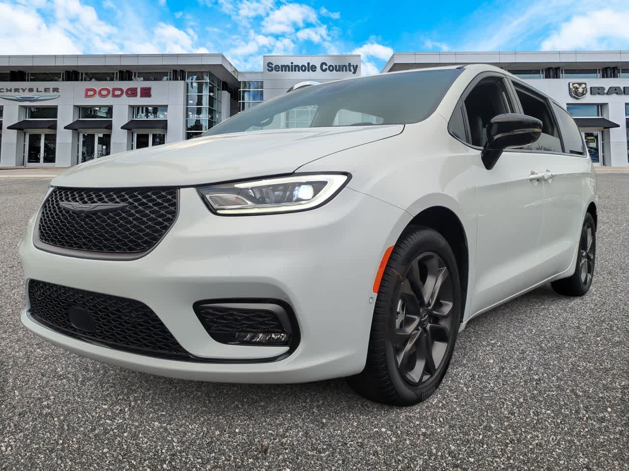 Thumbnail: 2026 Chrysler Pacifica - 4