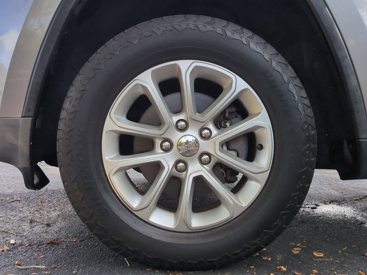 Thumbnail: 2015 Jeep Grand Cherokee - 14