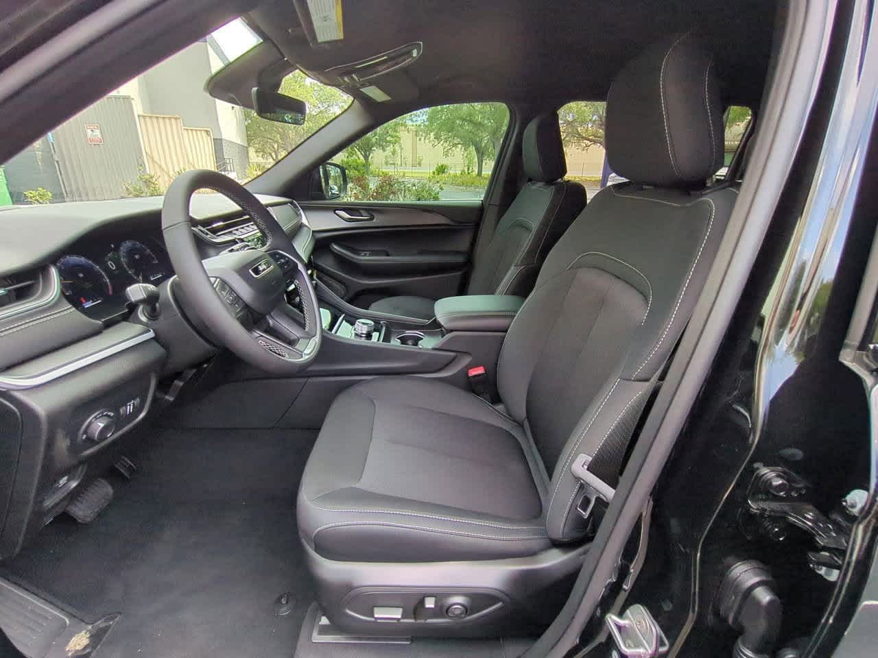 Thumbnail: 2025 Jeep Grand Cherokee L - 17