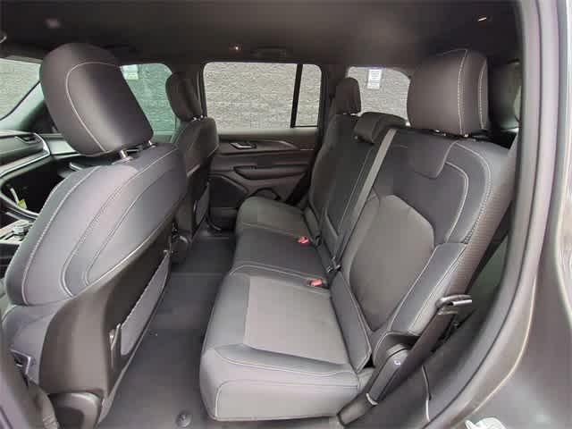 2025 Jeep Grand Cherokee Laredo 19