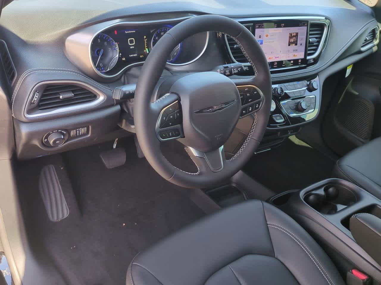 Thumbnail: 2026 Chrysler Pacifica - 10