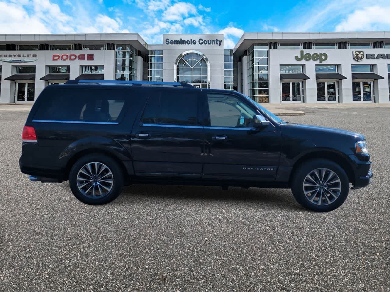 Thumbnail: 2017 Lincoln Navigator L - 9