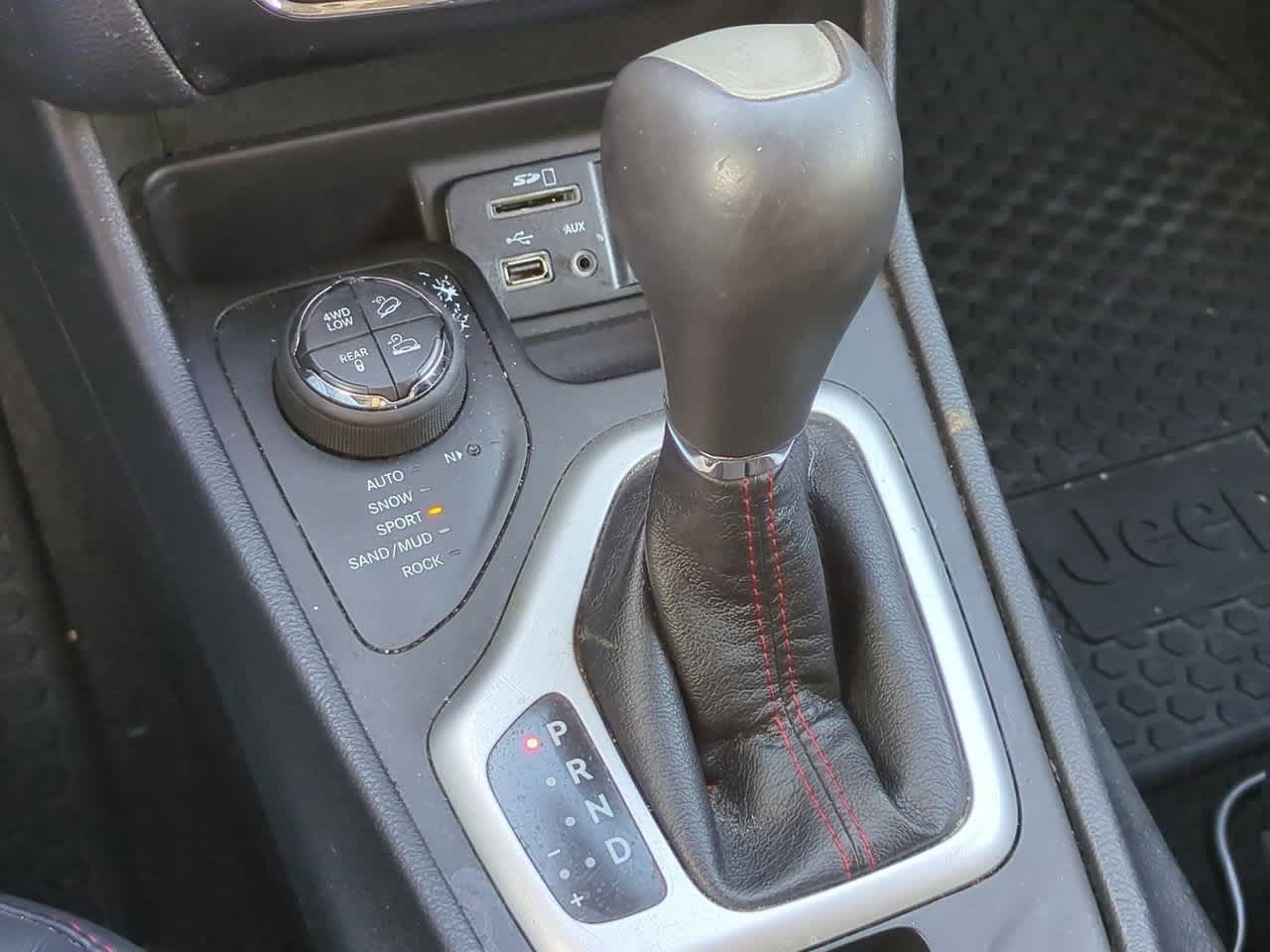 Thumbnail: 2015 Jeep Cherokee - 32