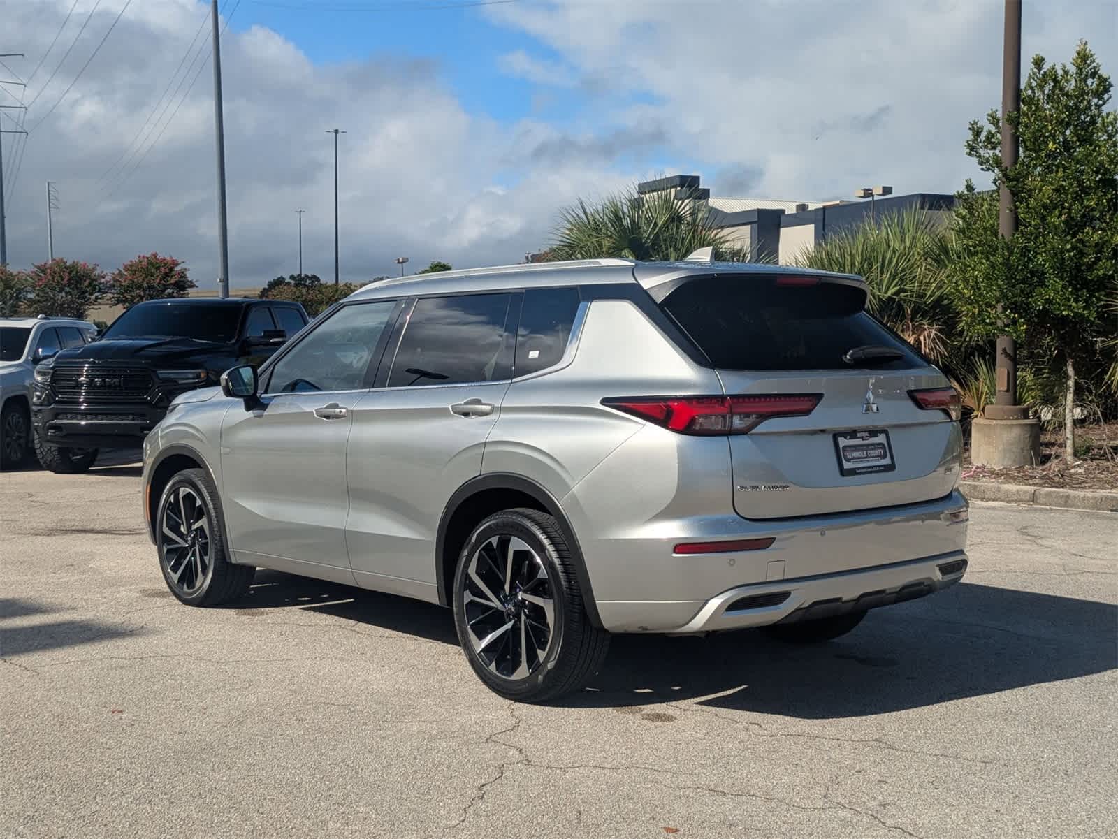 Thumbnail: 2024 Mitsubishi Outlander - 6