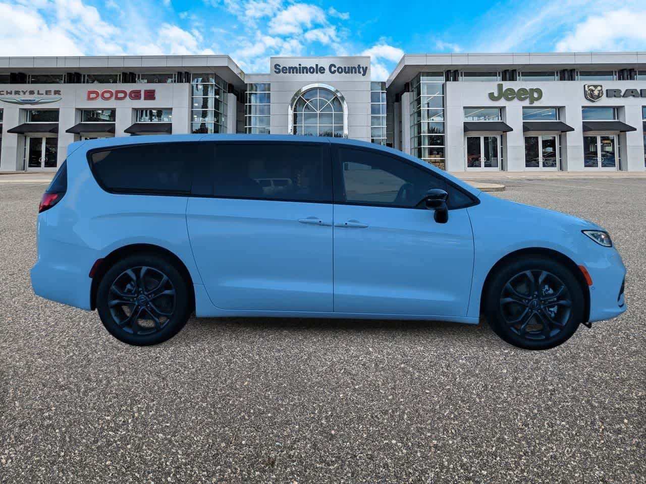 Thumbnail: 2026 Chrysler Pacifica - 9