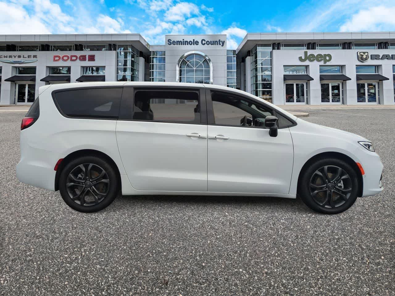 Thumbnail: 2026 Chrysler Pacifica - 9