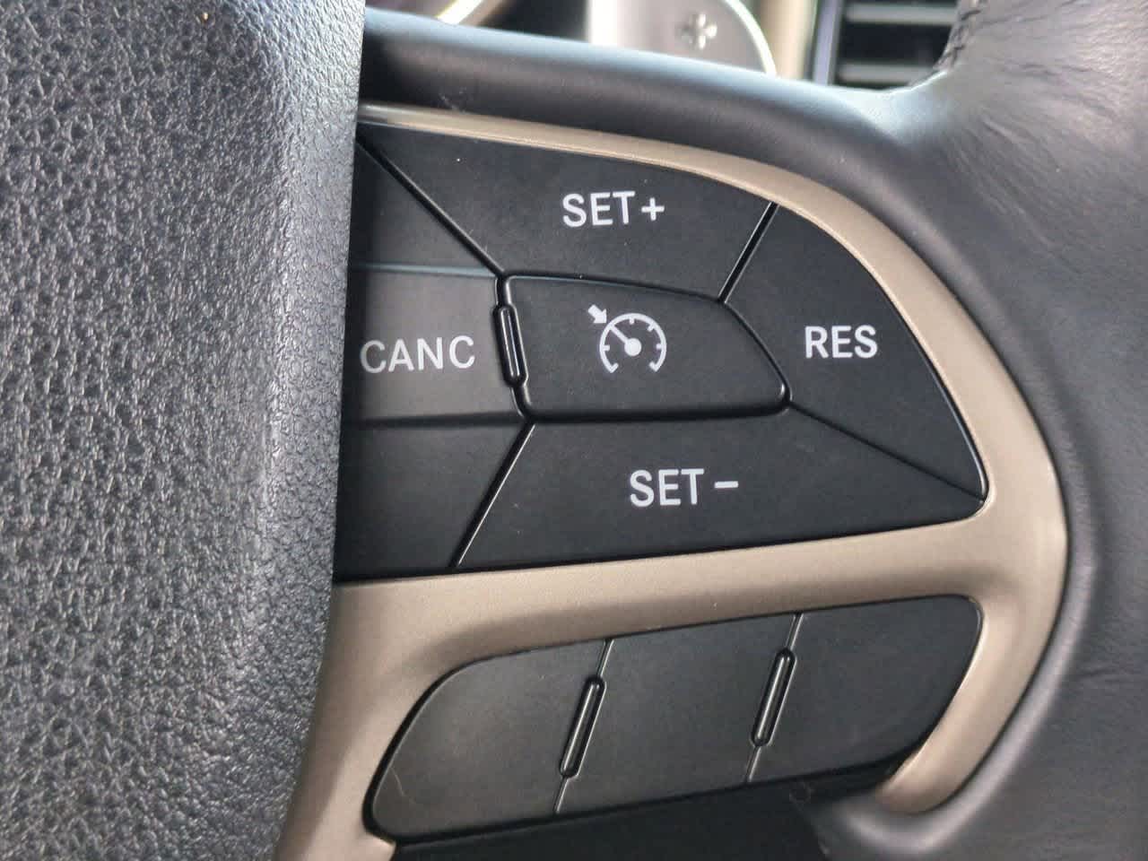 Thumbnail: 2015 Jeep Grand Cherokee - 25