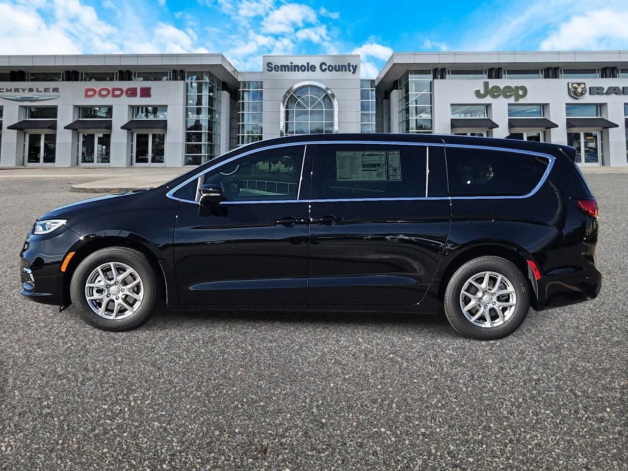 Thumbnail: 2026 Chrysler Pacifica - 5