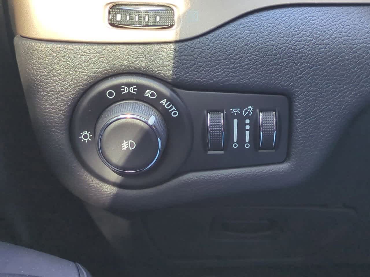 Thumbnail: 2017 Jeep Cherokee - 17