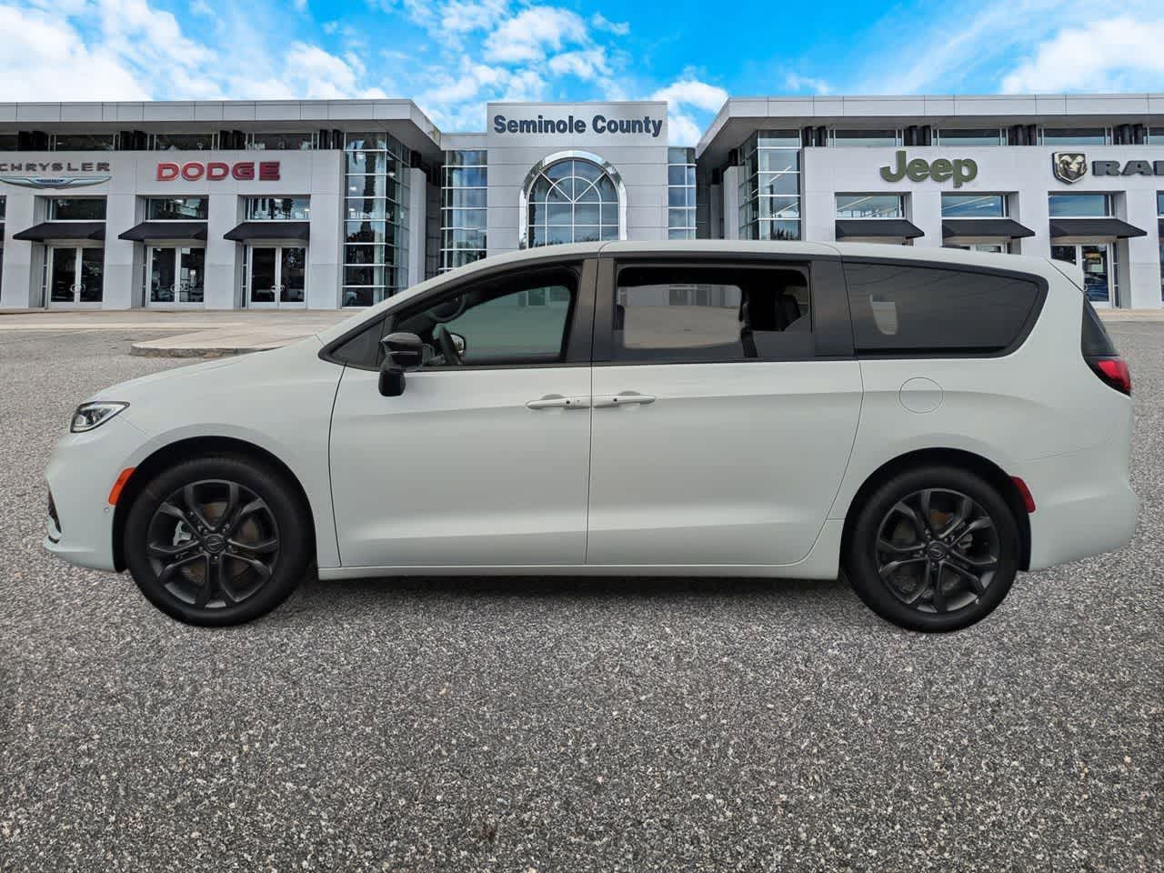 Thumbnail: 2026 Chrysler Pacifica - 5