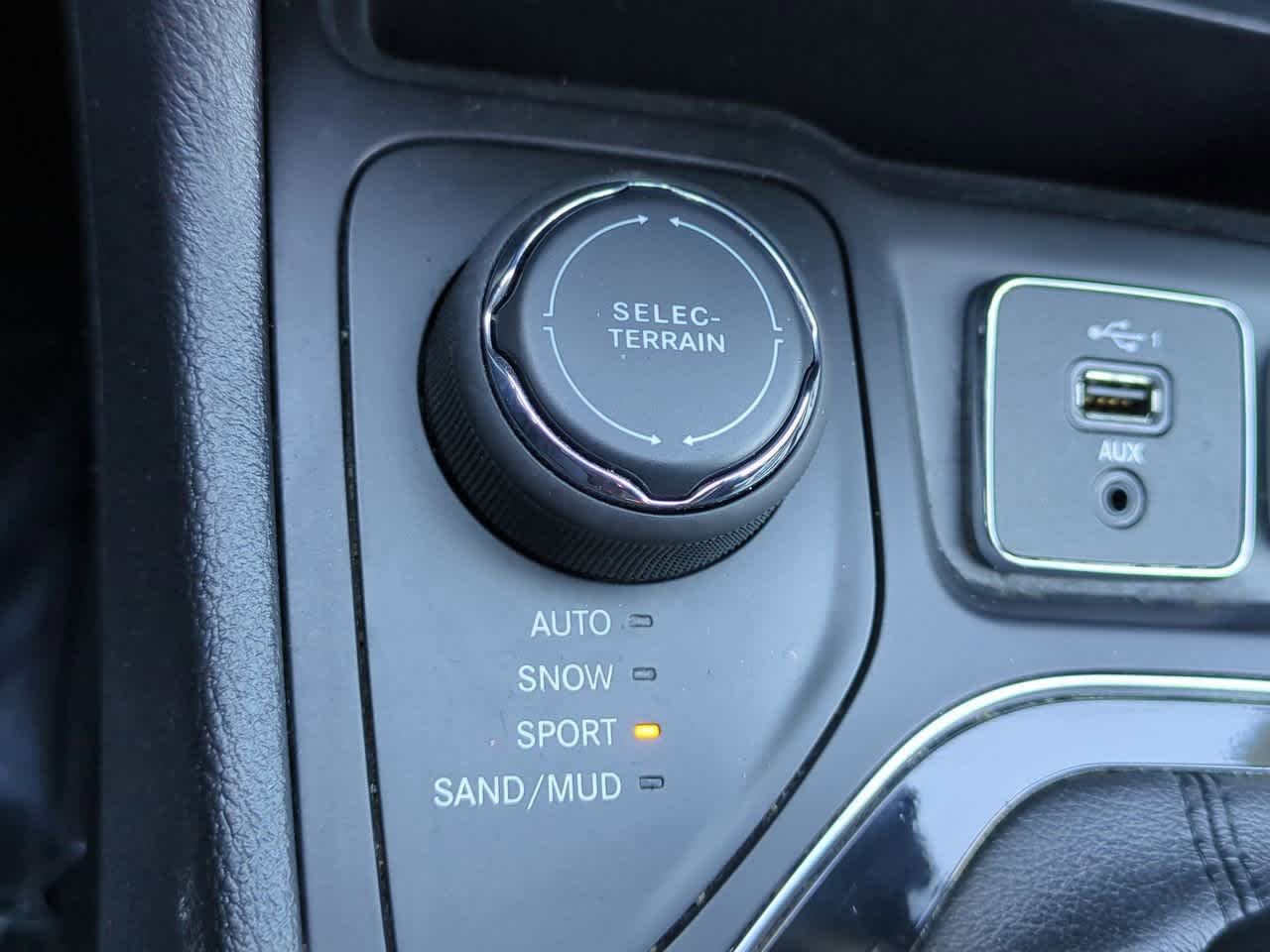 Thumbnail: 2019 Jeep Cherokee - 18