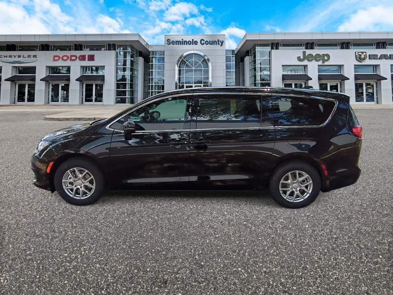 Thumbnail: 2026 Chrysler Voyager - 5