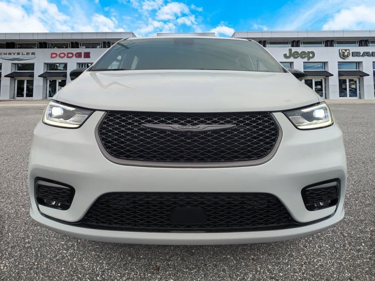 Thumbnail: 2026 Chrysler Pacifica - 3